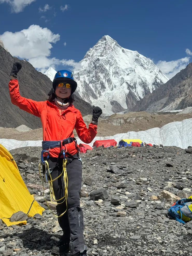 背後雪山為有殺人峰之稱的K2