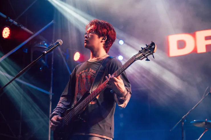 片盛鉉，Dragon Pony 貝斯手。photo source：浮現祭 EMERGE FEST