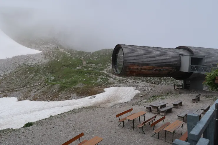 不知是否德奧風格觀景台都有這樣的特徵。提供一個室內山景的畫框背景供拍照留念。