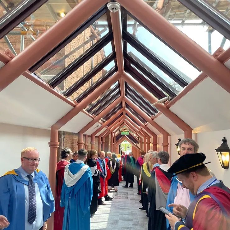 在後臺排隊伍，準備列席。