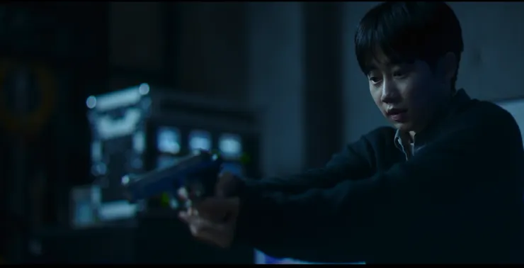 裴正民持槍這裡，亦有反轉。透過角色的猶疑，先讓觀眾覺得這個角色「沒有壞到底」，但透過後續的邪惡自述，又翻轉了這樣的印象。（說到底，他只是個害怕「代價」的惡人。）（Source：Disney +。）