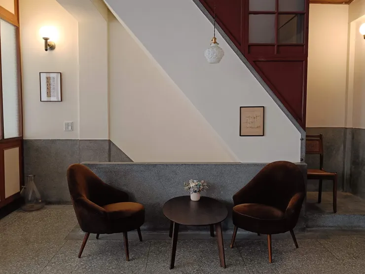 二樓樓梯口的位子