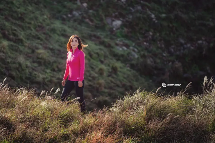 探索戶外新品牌“Sensor”來自捷克，100%美麗諾羊毛，是冬季高山上必備底層衣。然後拍這張時，腳的旁邊正好有一坨fresh的山羊屎！當下還能笑這麼自然，是見過大風大浪的女子啊！！（撥髪～）