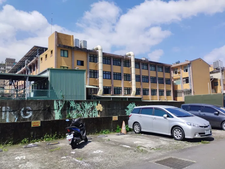 智光商職的後面