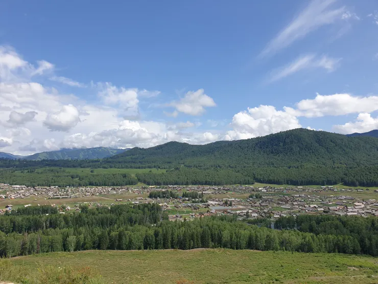 從觀景台俯瞰的景色，可一覽禾木村整個木屋群與山谷風光