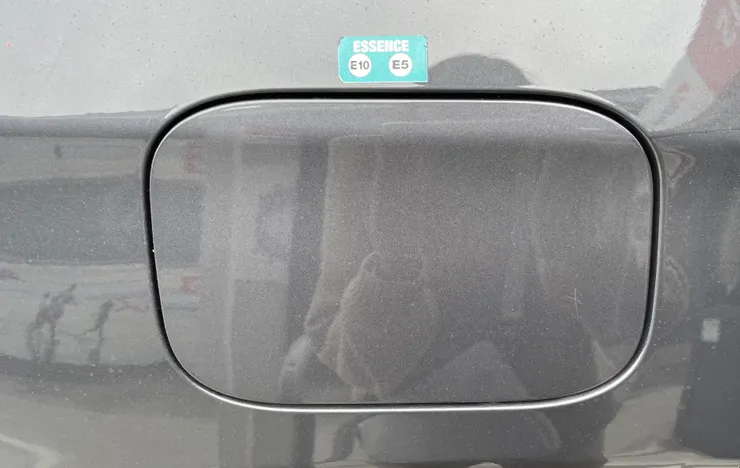 表示此台車可以加 E5 或 E10 的汽油，去加油站時，只要選擇標示為 SP95-E10（常見） 或 SP95 / SP98（含 E5） 的汽油就可以