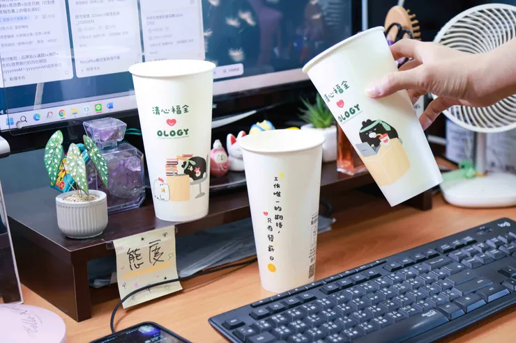 圖說：奧樂雞聯名紙杯視覺設計簡潔、卻是情緒滿點，讓人輕易就能從中找到自己的職場心聲。（資料來源：清心福全）