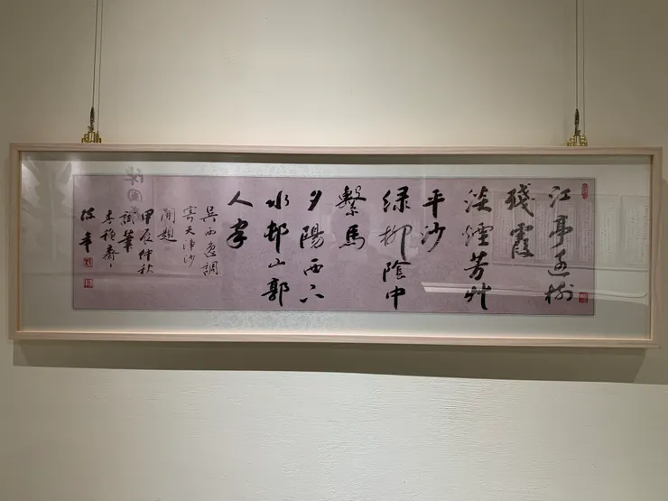 江邊黃昏的景色，美的讓人繫馬歇息。