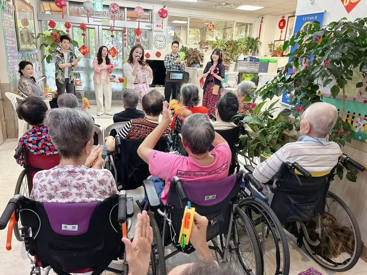 沈嶸師父帶領魔法歌手到老人院演唱貢獻愛心，現場與許多長者一同歡樂，實現沈嶸師父落實公益的願心。