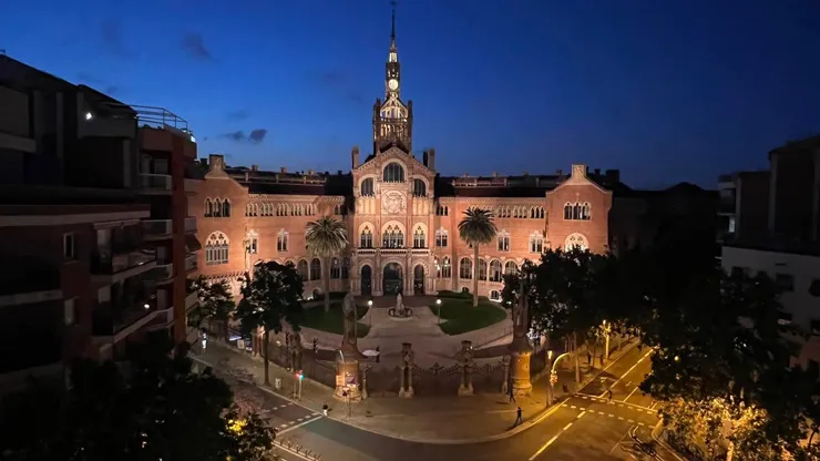 從民宿陽台俯瞰夜晚的聖十字保羅醫院