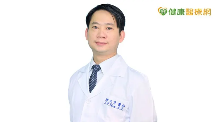 三軍總醫院精神醫學部主治醫師陳田育指出,越來越多年輕人因壓力與3C使用而失眠,提醒長期依賴安眠藥可能增加健康風險,改善睡眠需結合正確用藥與生活調整。