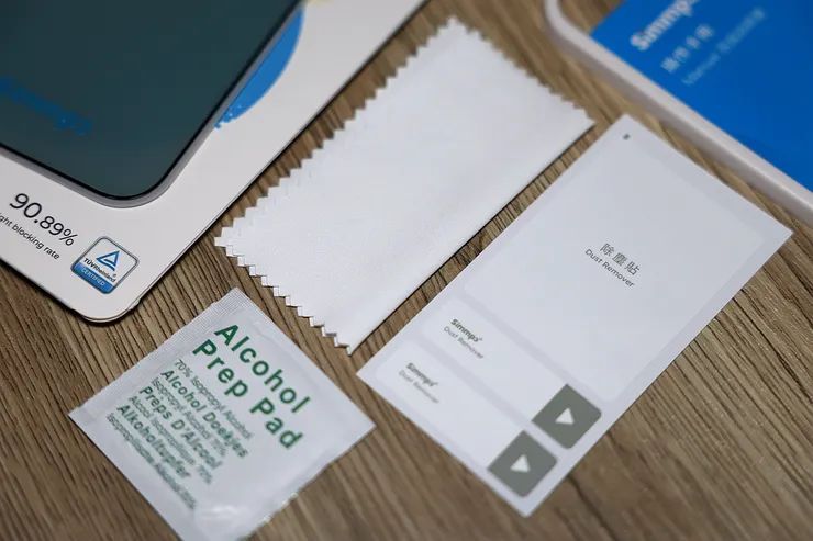 這次 YUNO 開箱的是 S-90 透明抗藍光護眼保護貼（iPhone 17 Pro Max）