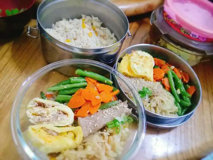 甜甜的地瓜飯,一半米飯一半地瓜,減少過多澱粉,搭配胡蘿蔔、芝麻四季豆、清炒高麗菜,還有香噴噴的蛋捲~Yummy :-P