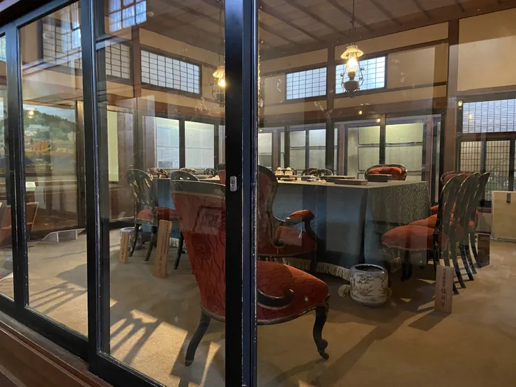 日清和談紀念館(桌腳下方是傳說中的痰盂)

