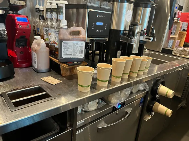 這張照片就是當時店裡誰都沒有，但已經好多單了可是我又不會做咖啡狀況(我也不知道為什麼那時候的我還有心情拍照)