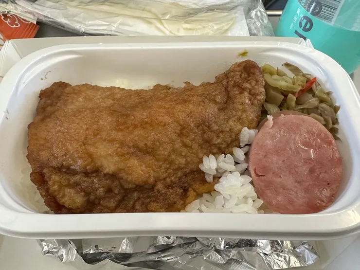 排骨飯、氣泡水、爆米花