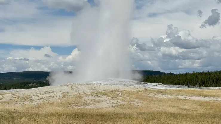 噴發時煙霧幾乎掩蓋了水柱， 全程大約半分鐘時間。