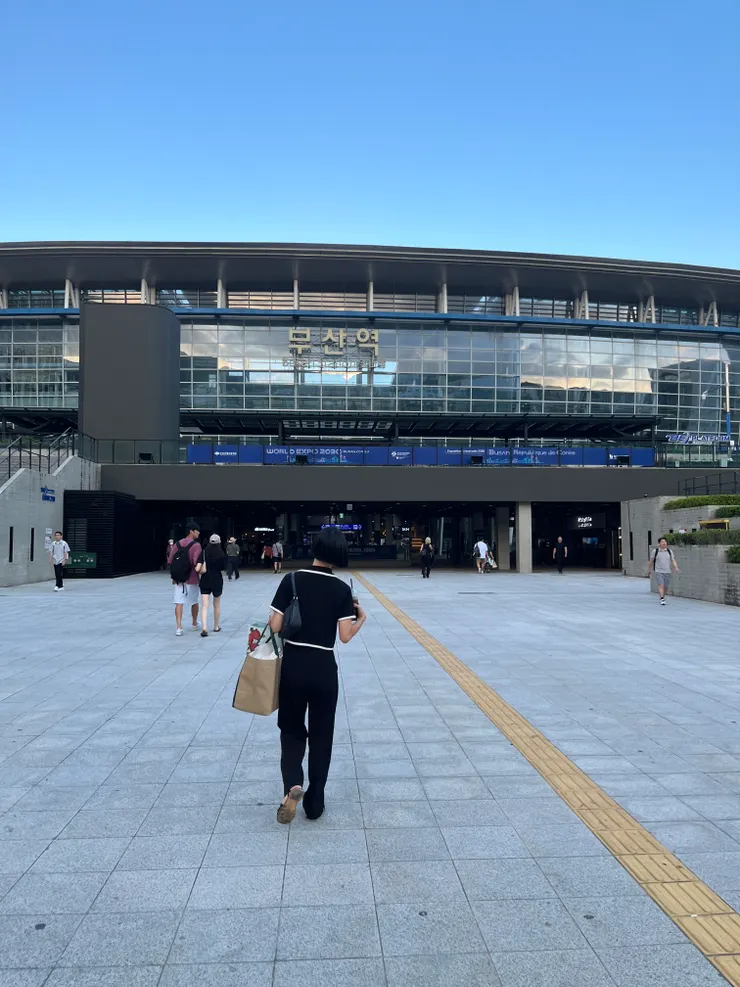 a.釜山車站正門地面層(捷運6號口/公車站視角)