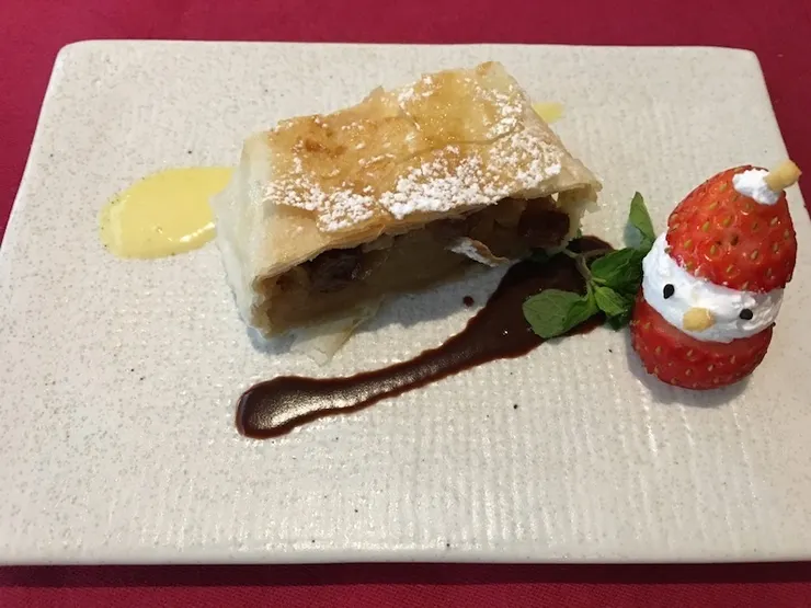 最後是超級可愛的聖誕節甜點 - 蘋果派加上迷你聖誕老人