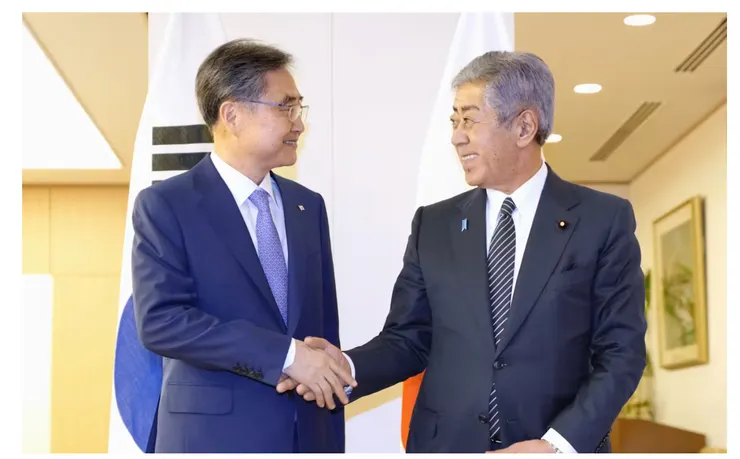 照片是7月29日訪日的韓國外相趙顯(左)和日本外相岩屋毅(右)