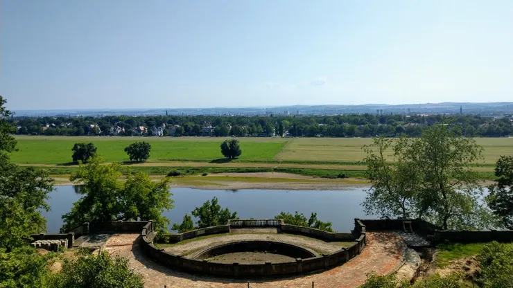 沿著河谷發展的城市