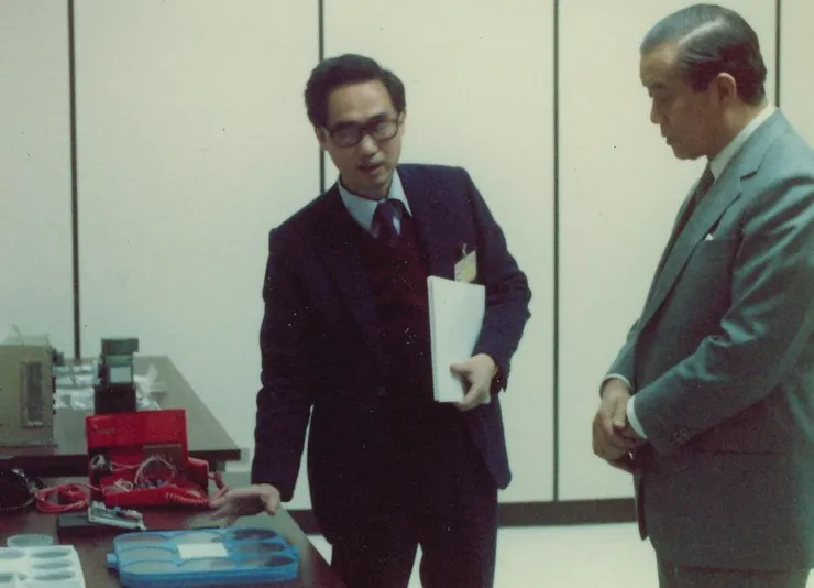 時任行政院長孫運璿(右一)第一線巡視設備。來源:《造山者》電影劇照