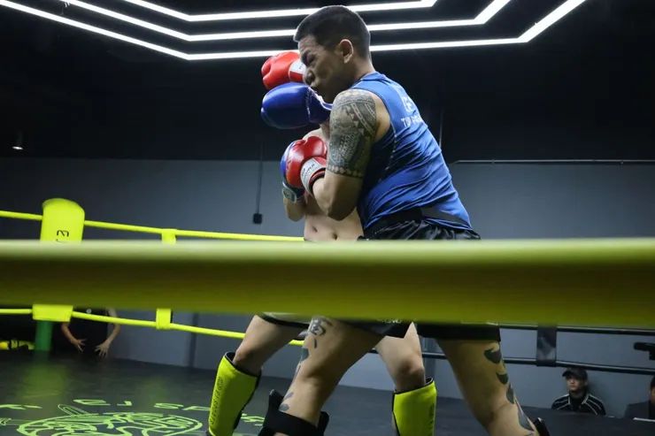 興趣是紋身、打拳、做運動、旅行、網上沖浪。圖中是我被生活毒打的樣子(?)