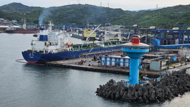 出港時行經光華塔!光華塔因為年久失修現在已沒對外開放!我以前有上去喝過咖啡!