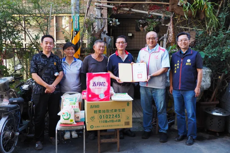 現已年逾70歲的姜先生，收到來自善心企業的愛心十分開心。圖：環保局提供