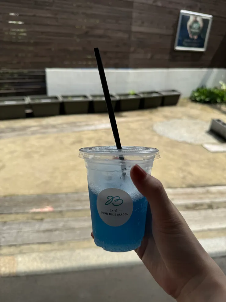 哈哈哈,加了藍色植物的牛仔氣泡飲,很謎