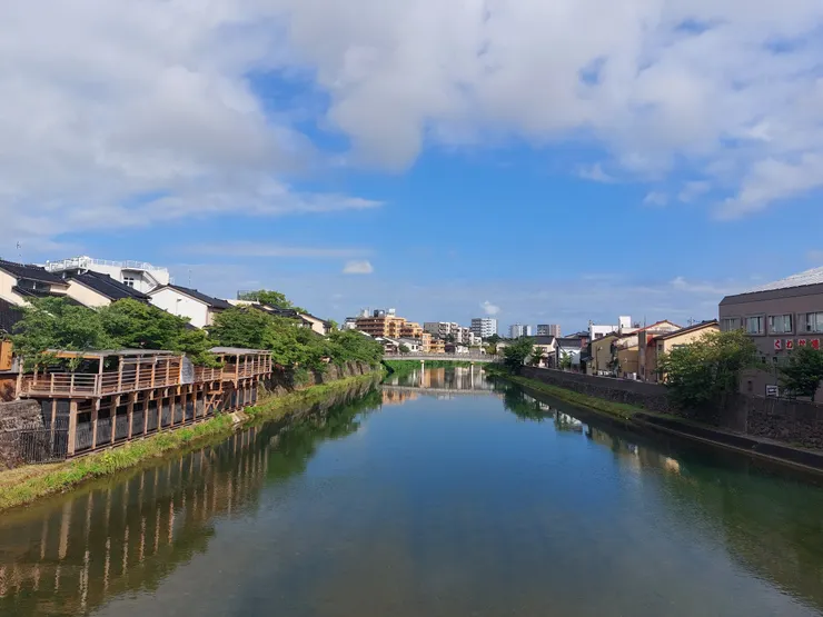 從橋上拍過去的美景