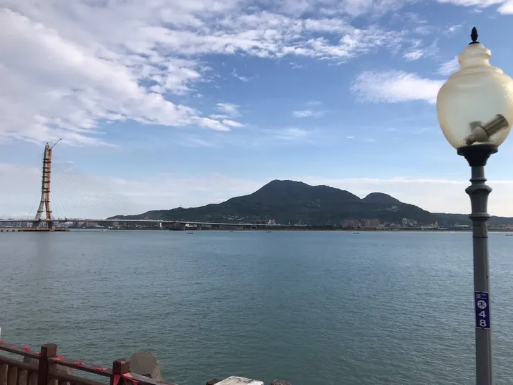 離開餐館走上木棧道拍照