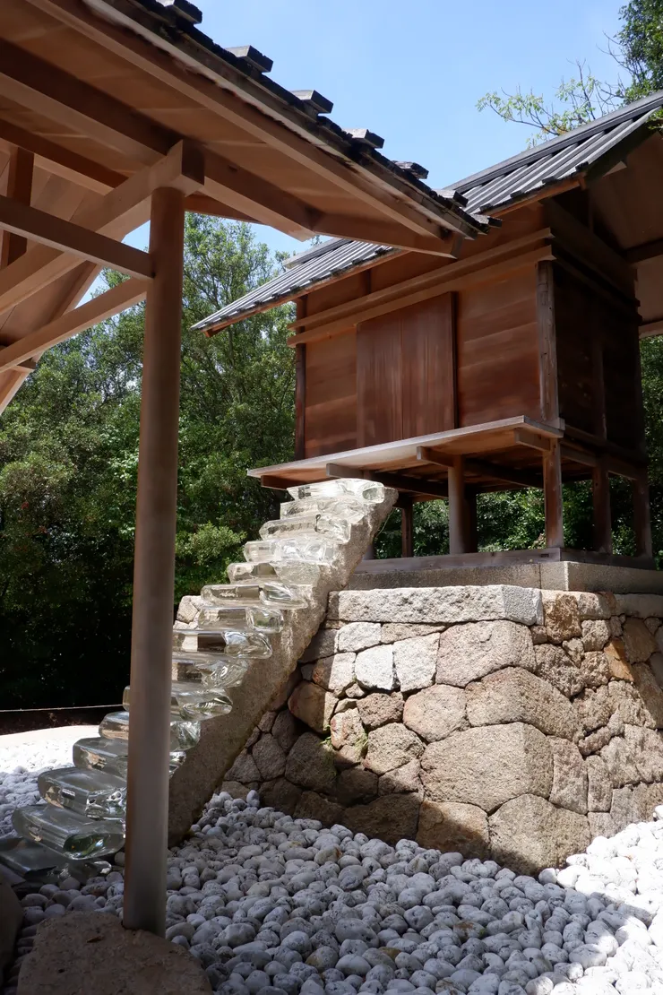 炎熱夏季裡，更顯玻璃階梯的晶瑩剔透，在這之後，杉本博司 跟建築相關的作品也常出現玻璃與石頭的元素。