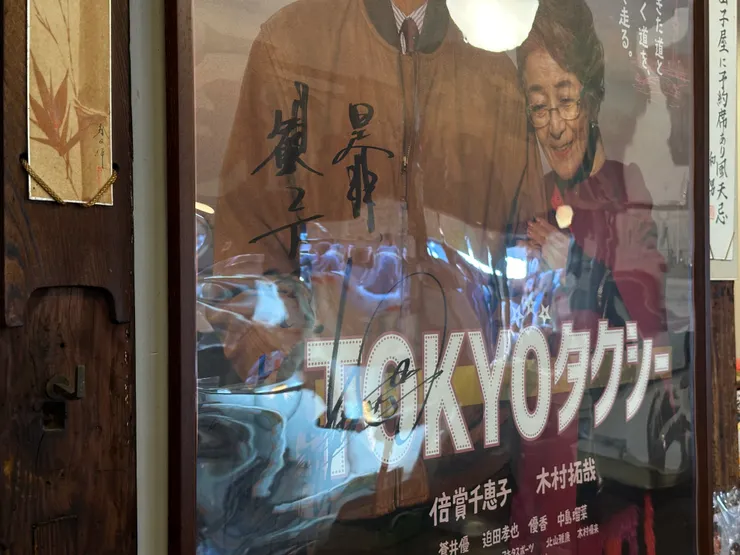 因為用了黑色筆，簽名一直反光