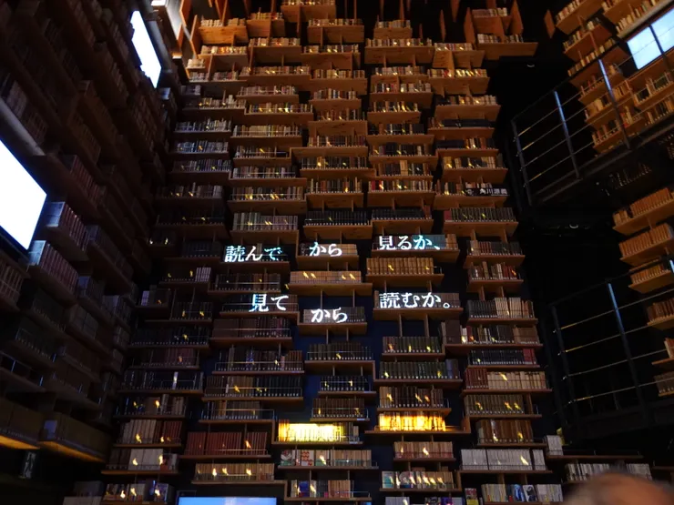 攝於角川武藏野博物館四至五樓的本棚劇場。日文「本棚」就是中文的「書架」，在這裡，2萬冊藏書形成頂天立地的高大書牆，也變成定時聲光秀的天然投影屏幕。