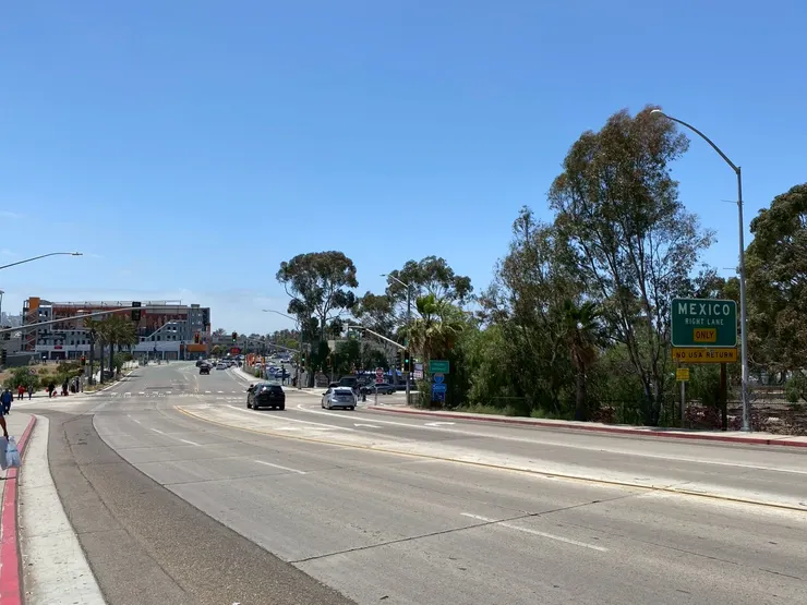 在這裡右轉就會出美國而到墨西哥，下方也提醒你No USA Return