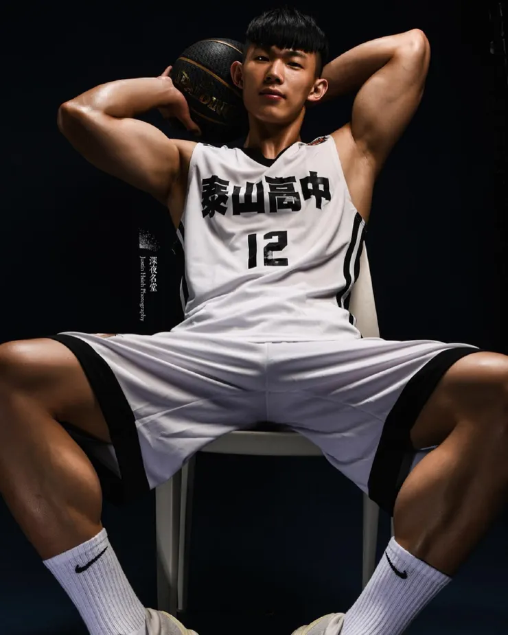 陳晏麟：二十歲，身高一百八十九公分，體重八十公斤，前台北體中籃球隊隊長，高中畢業後被迫加入兩棲偵搜營，海軍陸戰隊兩棲專長班第１９９期第三艇艇長。