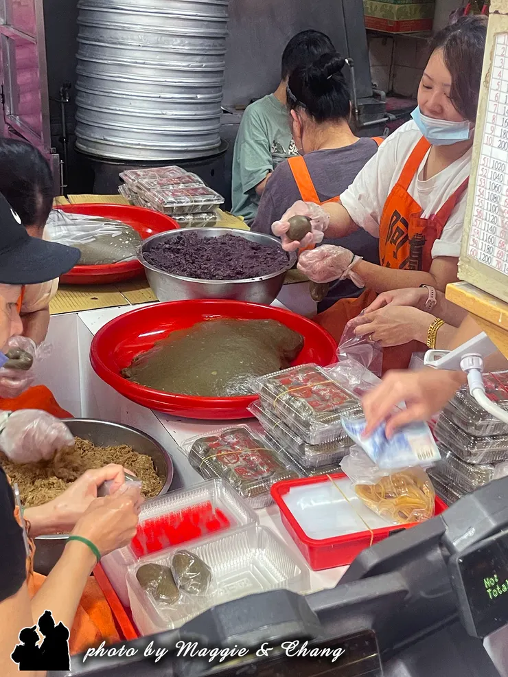 草仔粿以米粉製成外皮，Q彈帶勁，內餡包裹鹹香的菜脯米、紅豆、鹹綠豆、酸菜等多種口味，軟Q帶點鹹香的滋味，十分過癮。而芋粿巧也是必買品項之一，手工包入大塊芋頭，真材實料，咬下去感受得到軟糯口感與芋香氣息，每一口很幸福。