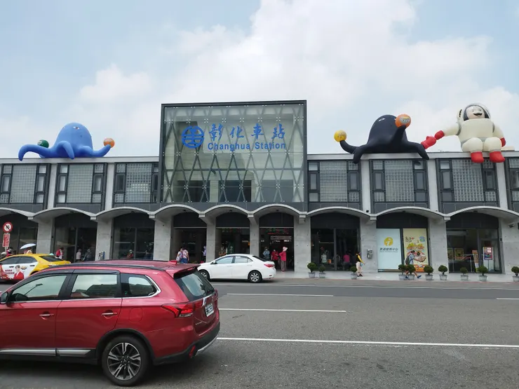 彰化車站地位特別 是縱貫線山線和海線的分出車站 但不知為有三隻充氣娃娃坐在車站上? 河童拍攝/2023年