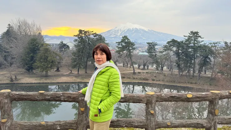 弘前城看到另一座雪山岩木山