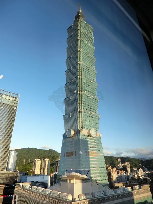 隔著窗就能仰望整座101大樓