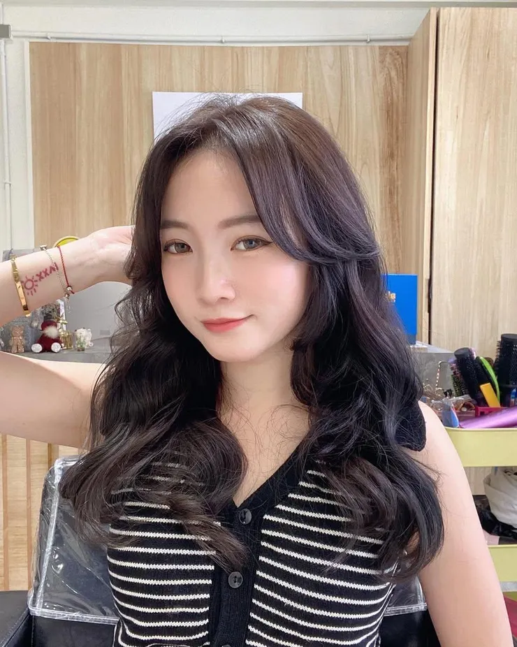 看起來膚色白皙，五官也更立體了