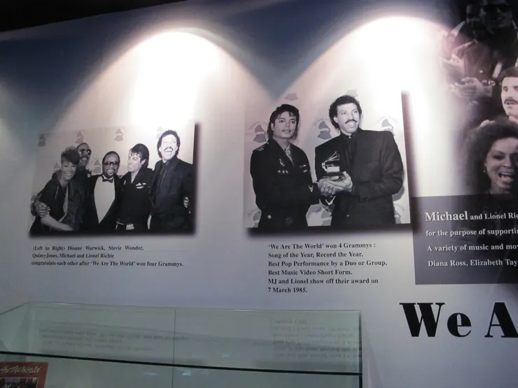有一面牆上掛著《We are the World》得到四個格萊美獎項時,MJ在頒獎禮上跟其他獻唱者和製作人的合照。這絕對是值得紀念的時刻。