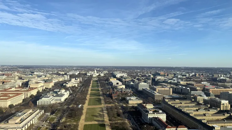 從華盛頓紀念碑觀景區眺望美國國會大廈的方向