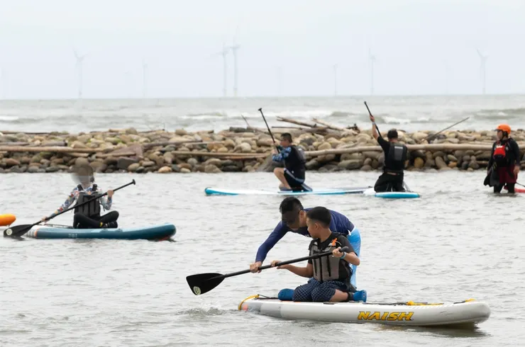 2025雲西海洋音樂季推出豐富體驗課程，像是SUP立槳體驗等，打造五感沉浸式活動盛宴。圖/雲林縣政府提供
