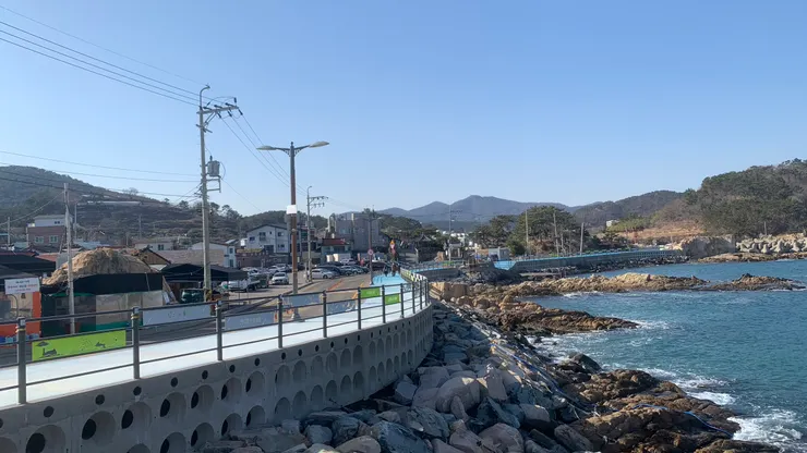 無論哪邊的海岸線都好美。