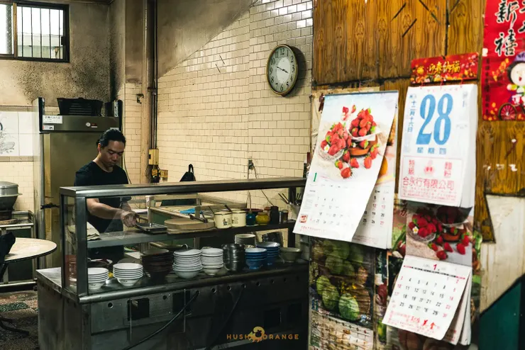 牆上的月曆與日曆停在2021年1月，時鐘停在3時47分。（圖片來源：https://hushorange.com/theatre/secondmarket/）