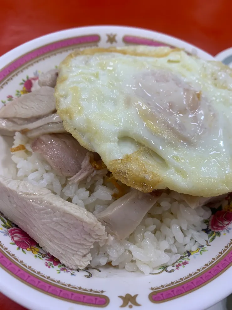 火雞肉片飯好吃吧,口味偏清淡,可惜荷包蛋是全熟。