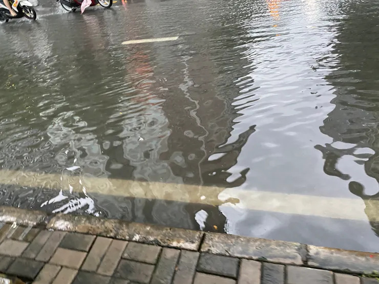 展場往飯店的路上，因為淹水過不了馬路，還好稍微繞路一下就可以過去