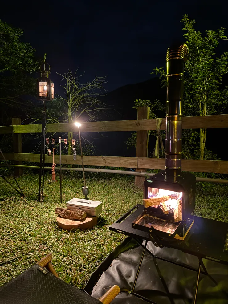 安靜的夜晚伴隨劈劈啪啪的燒柴聲